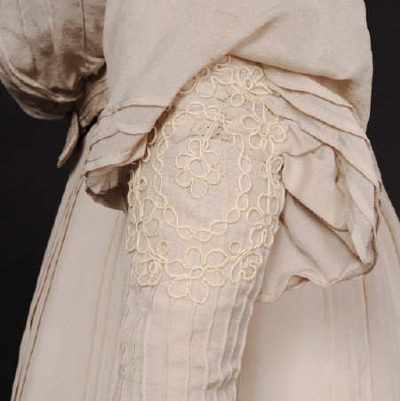 Wedding dress, 1986.131.01 a-c  (detail of sleeve)